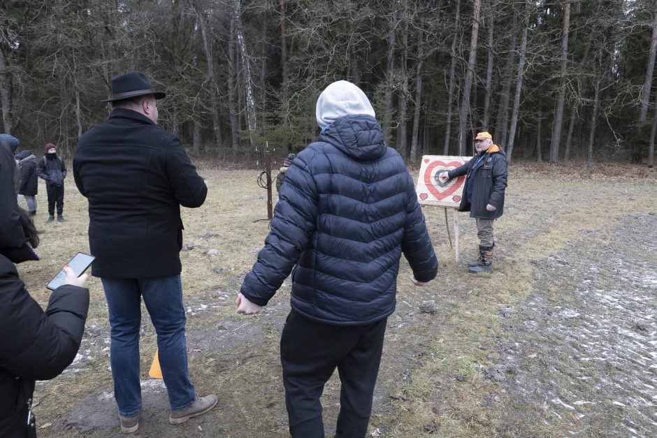 Persirengėliai nuotaikingai kvietė saulę: jei gerai nepatrepsėsit, žiema amžinai tęsis