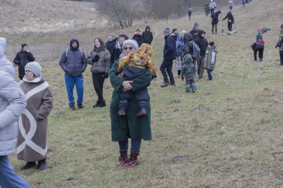 Persirengėliai nuotaikingai kvietė saulę: jei gerai nepatrepsėsit, žiema amžinai tęsis