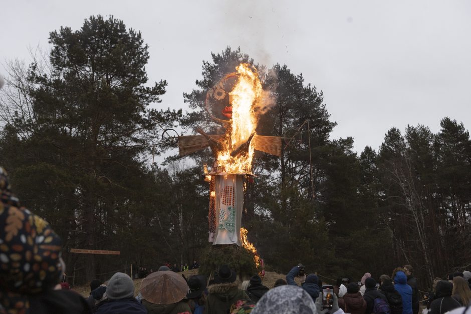 Persirengėliai nuotaikingai kvietė saulę: jei gerai nepatrepsėsit, žiema amžinai tęsis