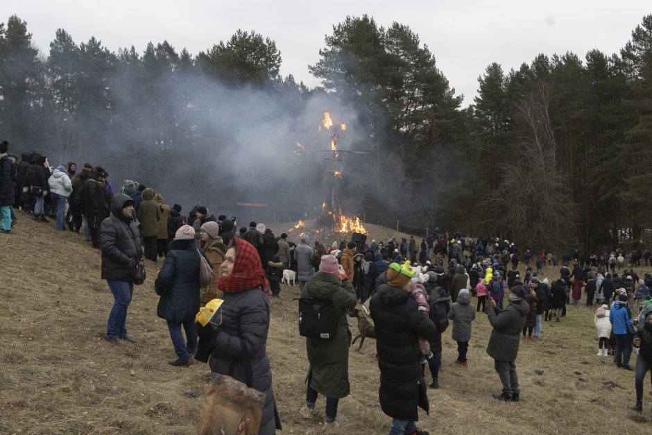 Persirengėliai nuotaikingai kvietė saulę: jei gerai nepatrepsėsit, žiema amžinai tęsis