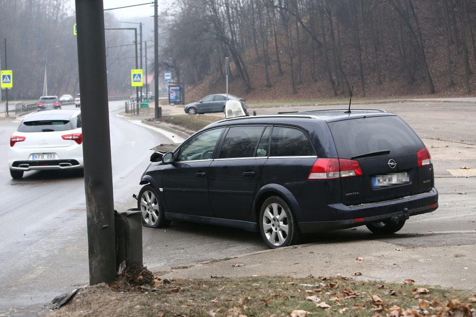 Nesėkmingas rytas: Kaune opelis tėškėsi į elektros stulpą