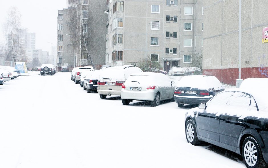 Įsigalioja draudimas statyti automobilius prie kiemų: pareigūnai žada neskubėti bausti