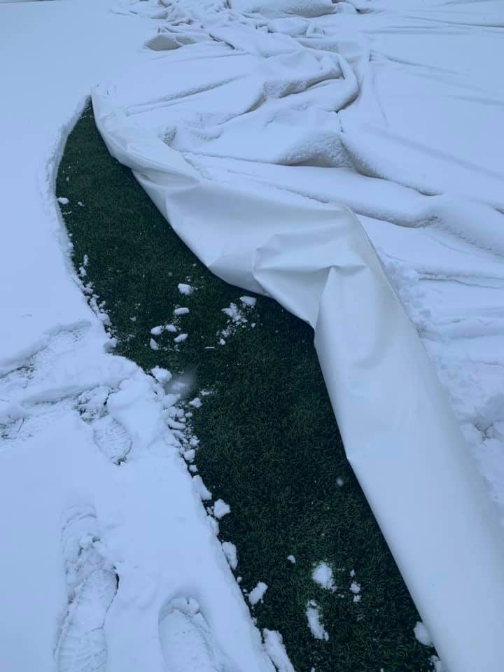Sniego išbandymo neatlaikė Pilaitės futbolo maniežas: kupolas subliuško