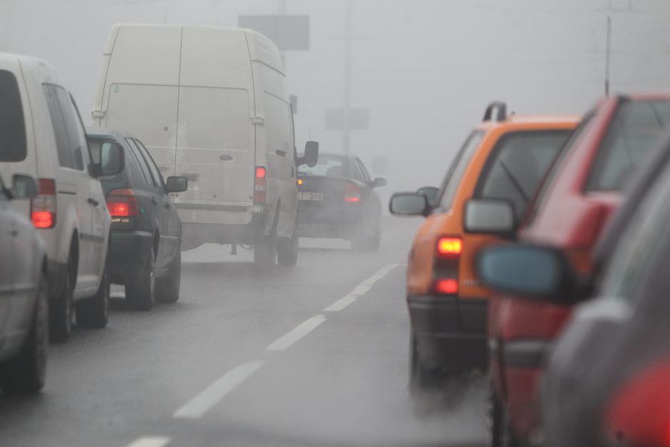 Šalies pagrindiniuose keliuose šlapia, rajoniniuose – vietomis slidu