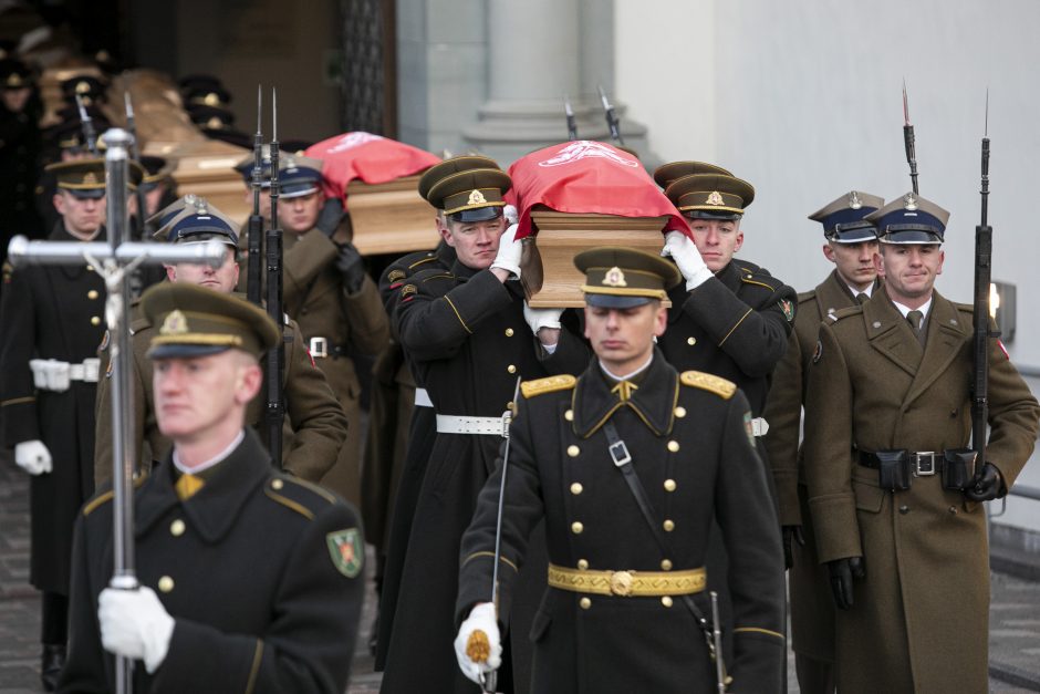 Iškilmingos laidotuvės baigėsi: sukilimo vadai palydėti į Rasų kapines