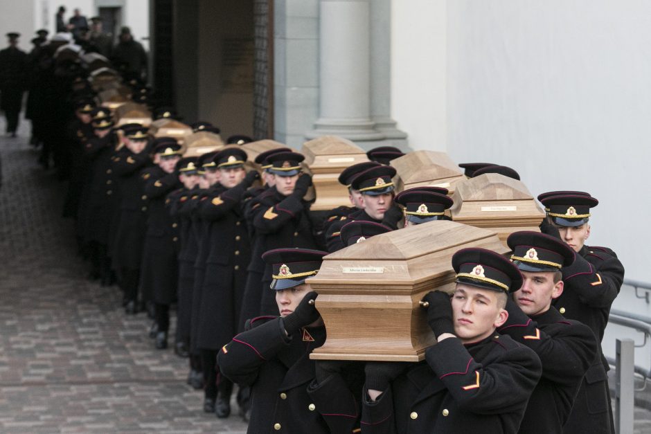 Iškilmingos laidotuvės baigėsi: sukilimo vadai palydėti į Rasų kapines