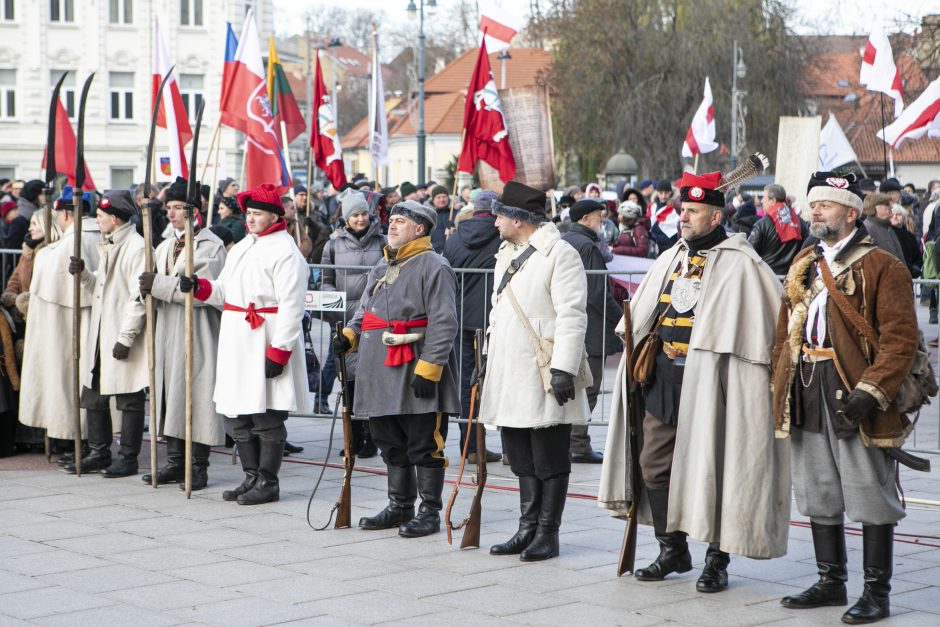 Iškilmingos laidotuvės baigėsi: sukilimo vadai palydėti į Rasų kapines