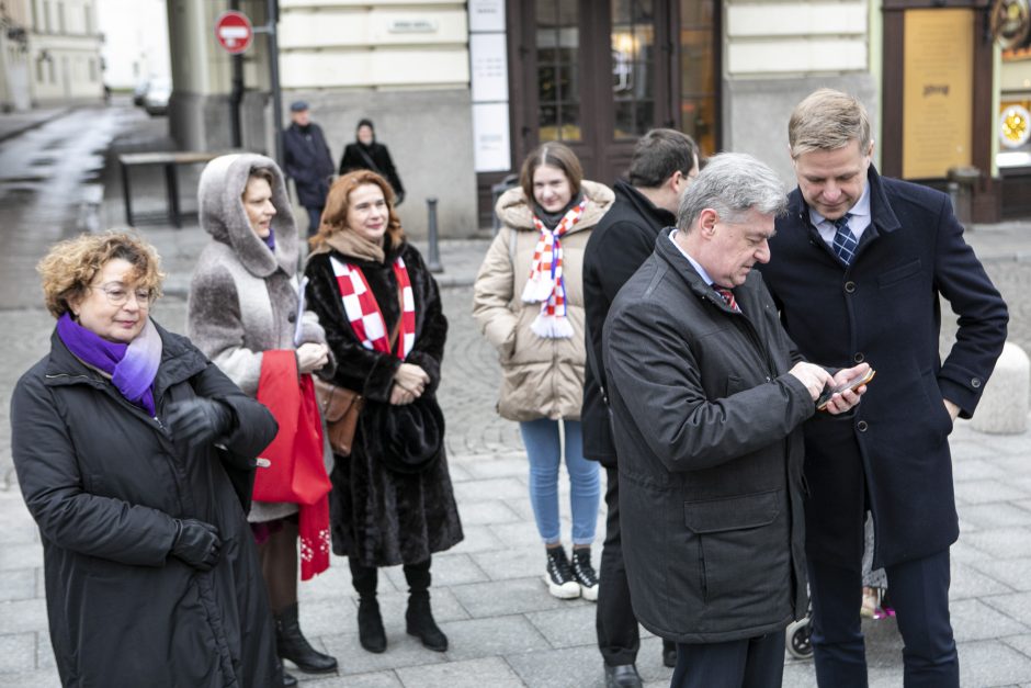 J. Basanavičiaus paminklą kroatai papuošė kaklaraiščiu