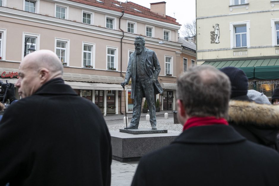 J. Basanavičiaus paminklą kroatai papuošė kaklaraiščiu