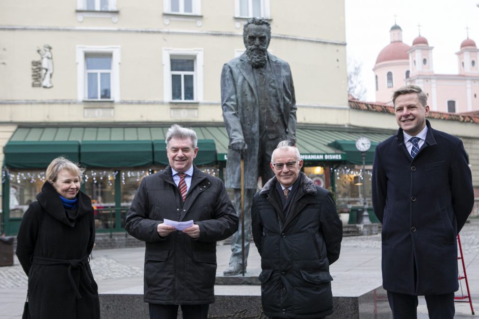 J. Basanavičiaus paminklą kroatai papuošė kaklaraiščiu