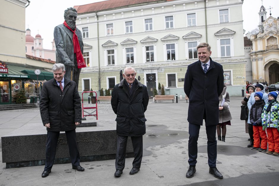 J. Basanavičiaus paminklą kroatai papuošė kaklaraiščiu