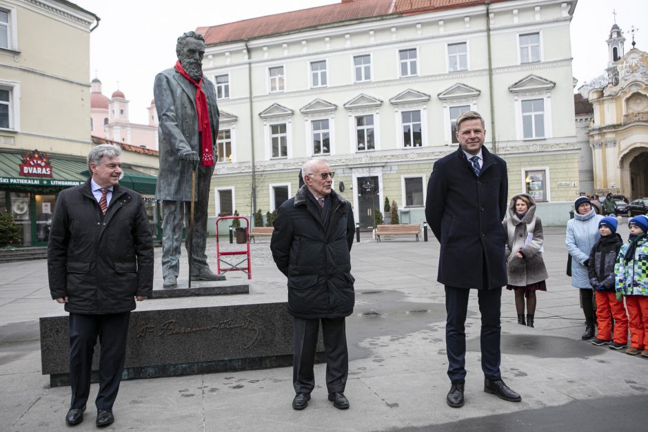 J. Basanavičiaus paminklą kroatai papuošė kaklaraiščiu