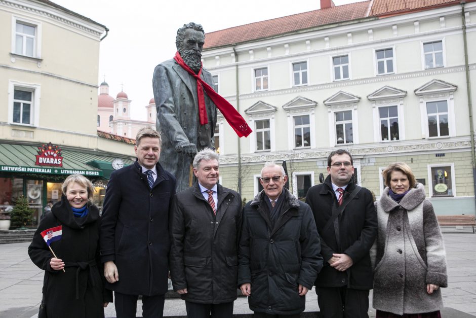 J. Basanavičiaus paminklą kroatai papuošė kaklaraiščiu