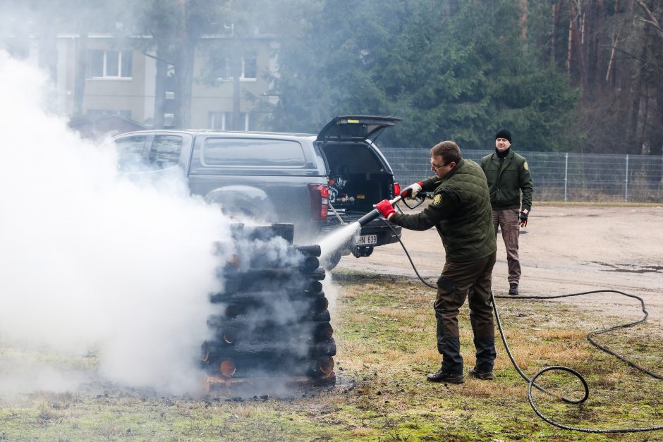 Miškininkai pristatė naujuosius automobilius: nedidelius gaisrus gesins greičiau