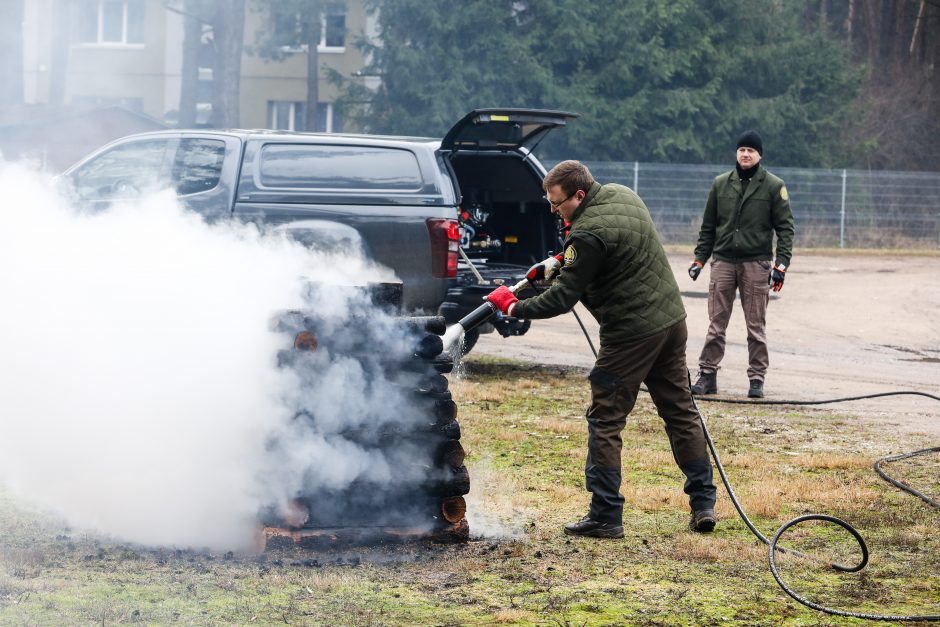 Miškininkai pristatė naujuosius automobilius: nedidelius gaisrus gesins greičiau