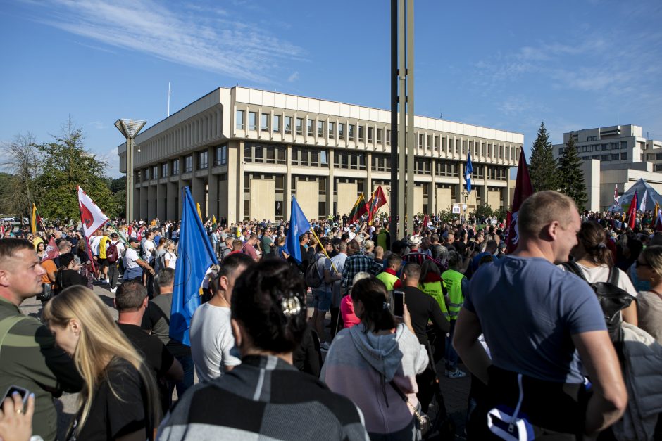 Mitinguotojai užtvėrė išėjimus iš Seimo, neišleidžia politikų