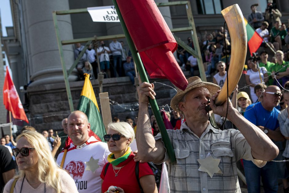 Mitinguotojai užtvėrė išėjimus iš Seimo, neišleidžia politikų