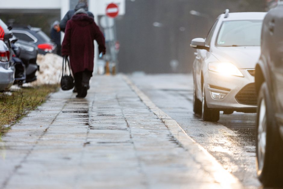 Naktį eismo sąlygas sunkins plikledis ir šlapdriba