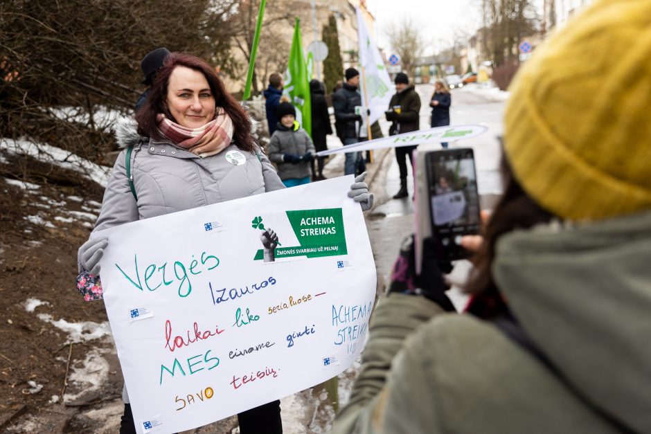 Piketuotojai Vilniuje susirinko palaikyti streikuojančių „Achemos“ darbuotojų