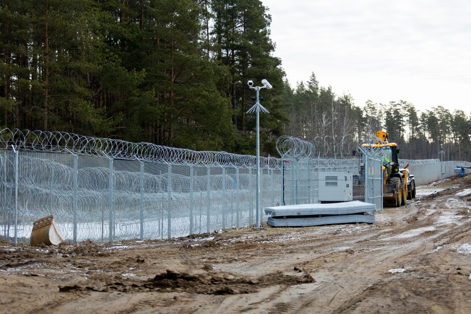 NSGK vadovas: Baltarusijos pasienyje įrengta pusė visos koncertinos, 90 km tvoros