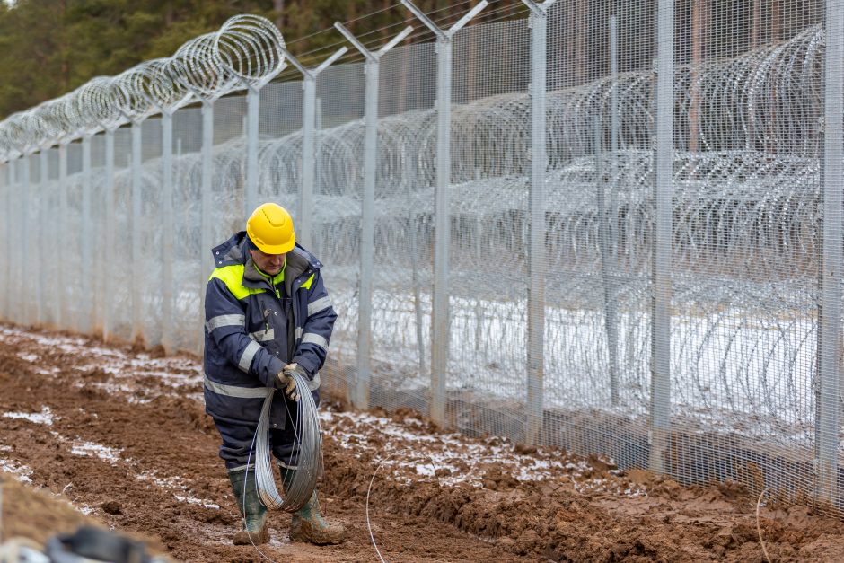 NSGK vadovas: Baltarusijos pasienyje įrengta pusė visos koncertinos, 90 km tvoros