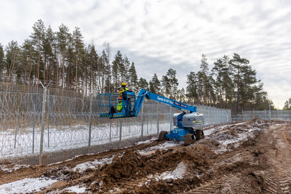 NSGK vadovas: Baltarusijos pasienyje įrengta pusė visos koncertinos, 90 km tvoros