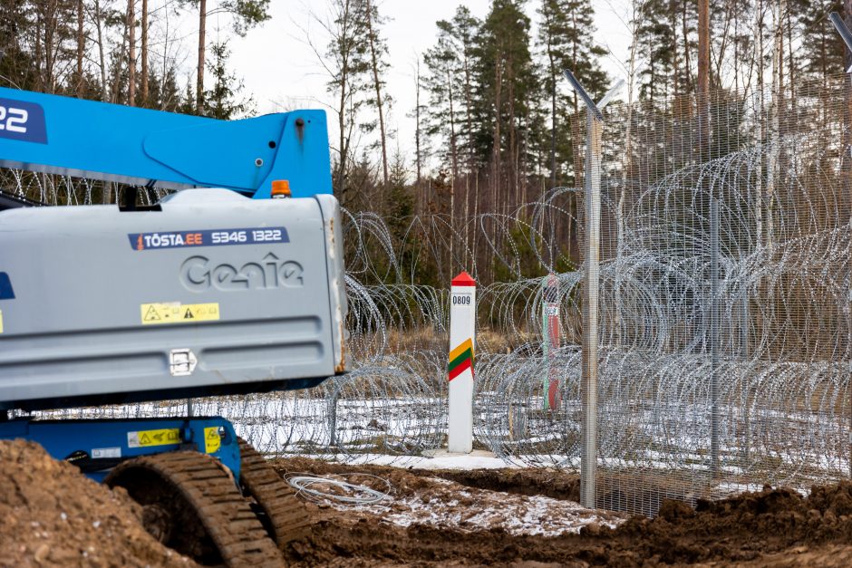 NSGK vadovas: Baltarusijos pasienyje įrengta pusė visos koncertinos, 90 km tvoros