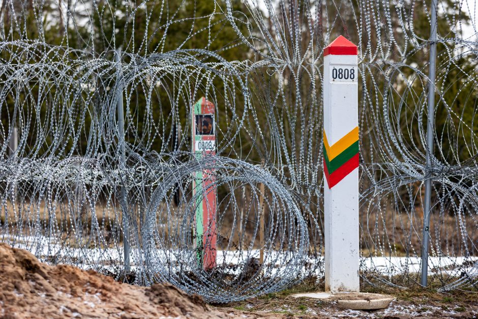 NSGK vadovas: Baltarusijos pasienyje įrengta pusė visos koncertinos, 90 km tvoros