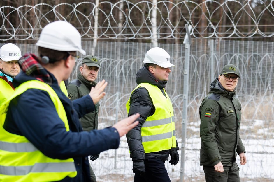 NSGK vadovas: Baltarusijos pasienyje įrengta pusė visos koncertinos, 90 km tvoros