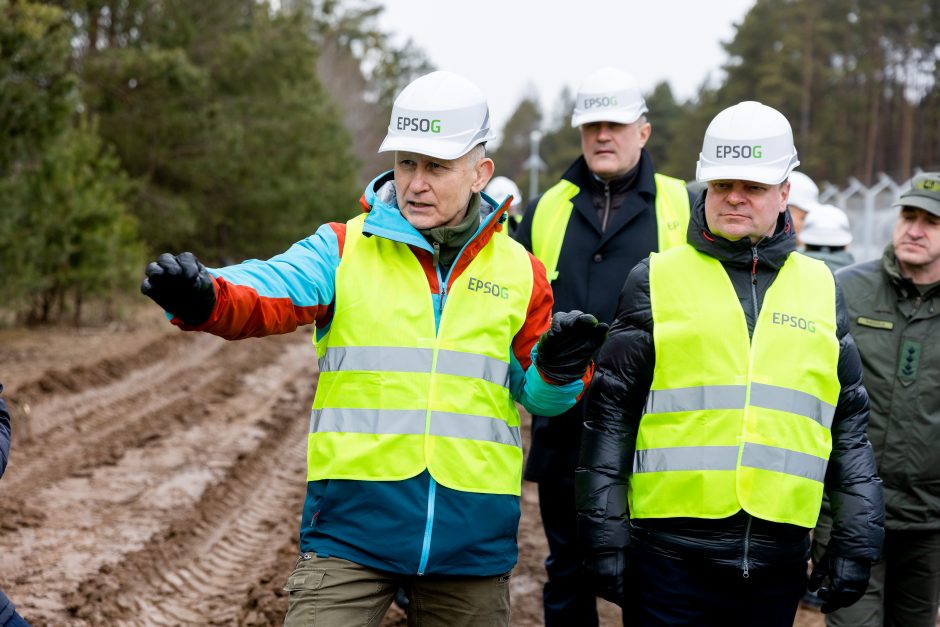 NSGK vadovas: Baltarusijos pasienyje įrengta pusė visos koncertinos, 90 km tvoros