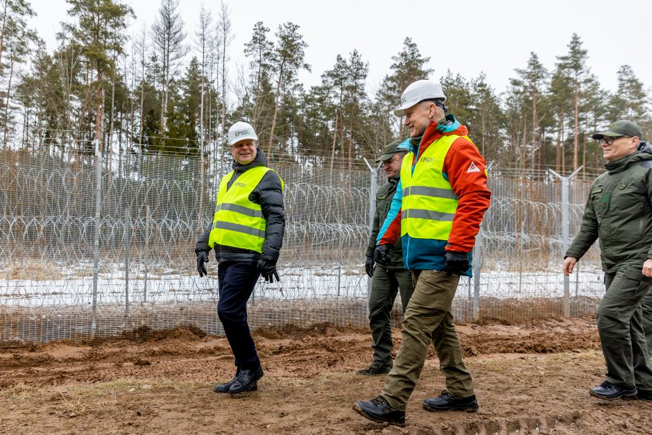 NSGK vadovas: Baltarusijos pasienyje įrengta pusė visos koncertinos, 90 km tvoros