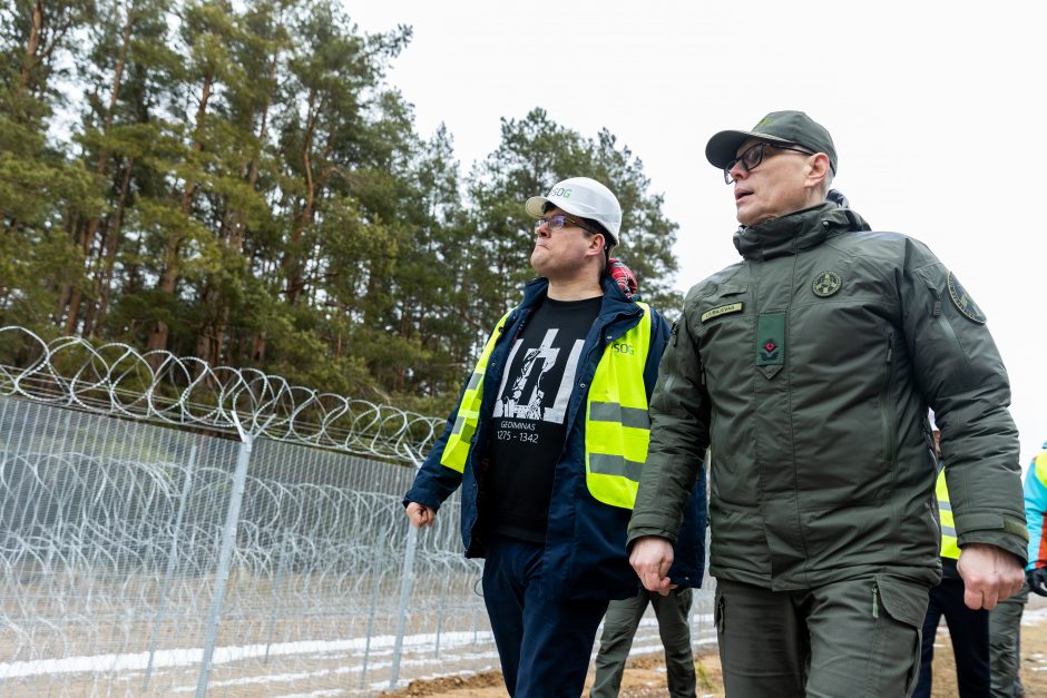 NSGK vadovas: Baltarusijos pasienyje įrengta pusė visos koncertinos, 90 km tvoros