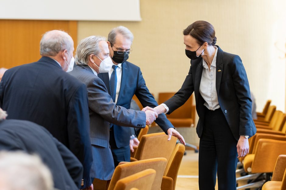 Signatarai ragino valdžią stiprinti krašto gynybą ir labiau telkti visuomenę