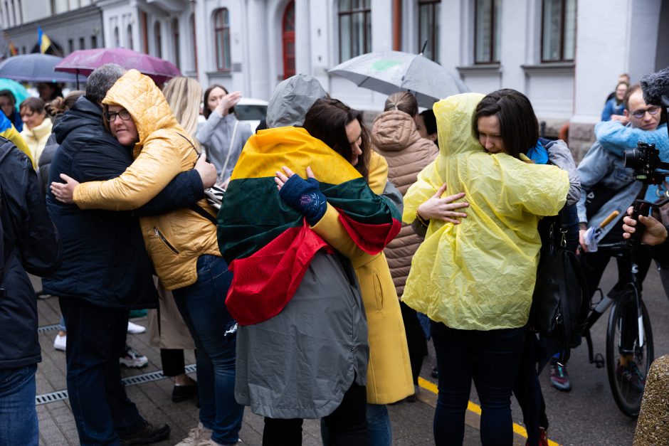 Prie Ukrainos ambasados – apsikabinimų akcija