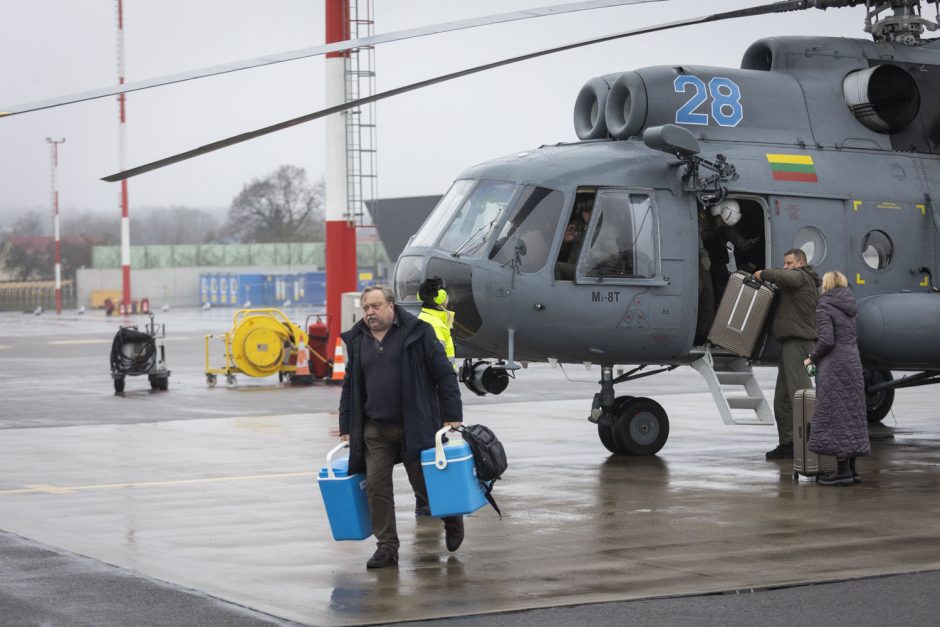 Kariuomenė sraigtasparniu iš Rygos į Vilnių pargabeno donoro kepenis