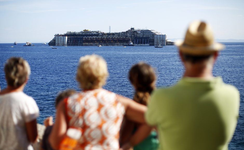 Sudužęs kruizinis laivas „Costa Concordia“ pradėjo savo paskutinę kelionę