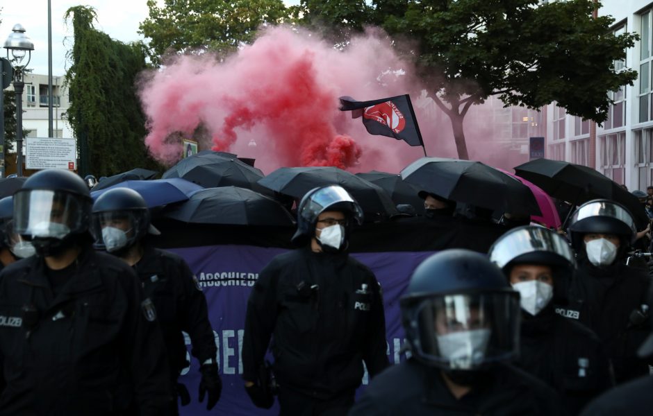 Berlyne per protestus prieš įvestus apribojimus sužaloti 45 policininkai 