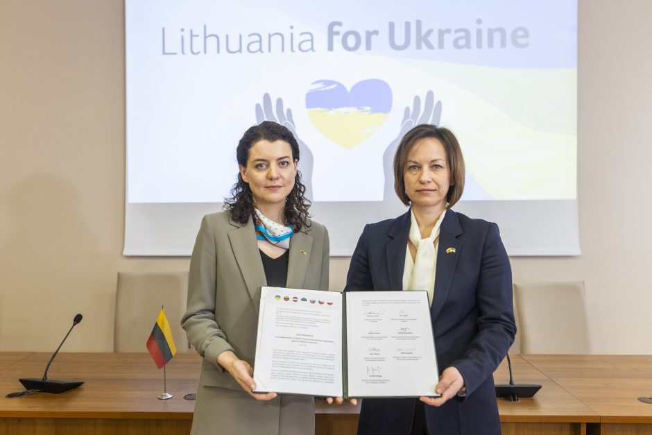 Ukrainos ir Lietuvos ministrės pasirašė manifestą dėl Rusijos veiksmų grobiant vaikus