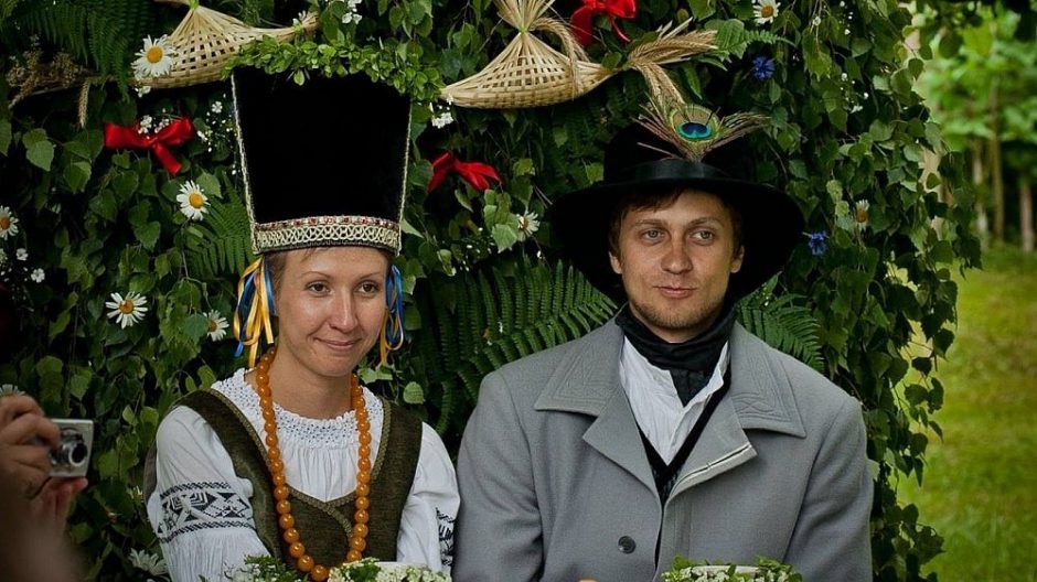 Ieškoma jaunųjų pora, norinti susituokti Neringos folkloro festivalyje