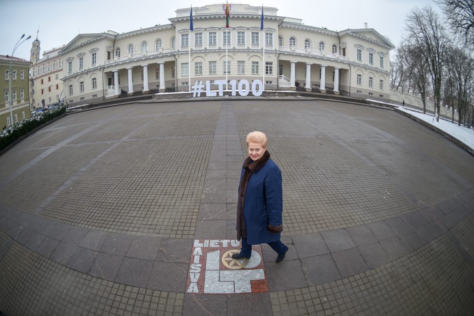 Aikštėje prie Prezidentūros – nauja šimtmečio legenda