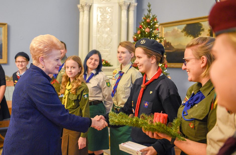 Prezidentė iš skautų priėmė Betliejaus ugnį – ramybės ir taikos simbolį