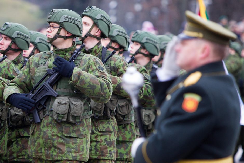 Pasirašytos sutartys: prasidės trijų naujų karinių miestelių statybos