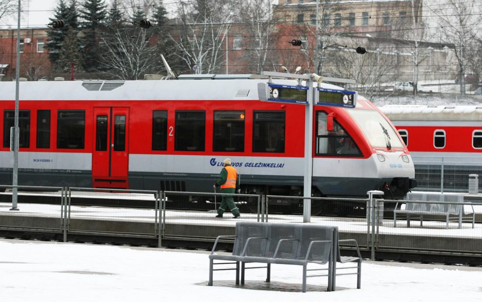 Vėlinių savaitę kursuos didesni traukiniai