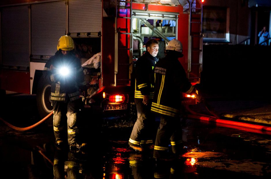 Vilniuje degė komercinės ir biurų paskirties pastatas