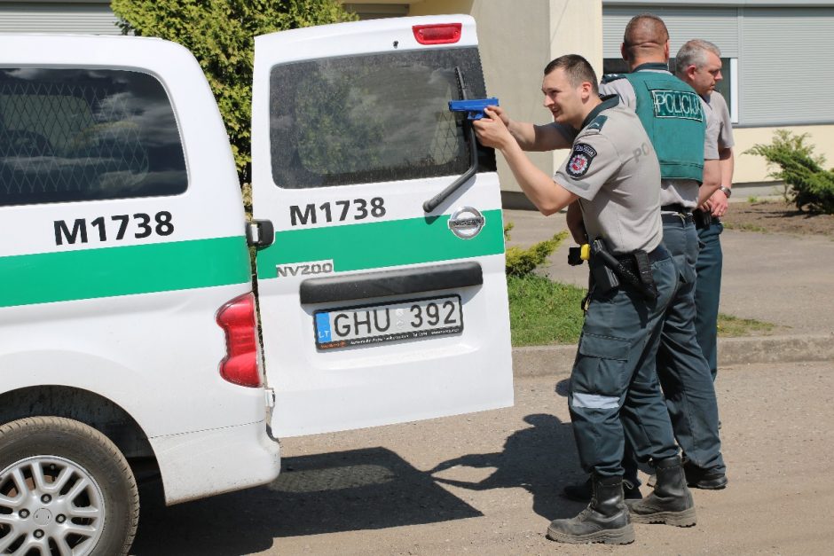 Mokykloje šaudo, policija šturmuoja pastatą – gerai, kad tik pratybos