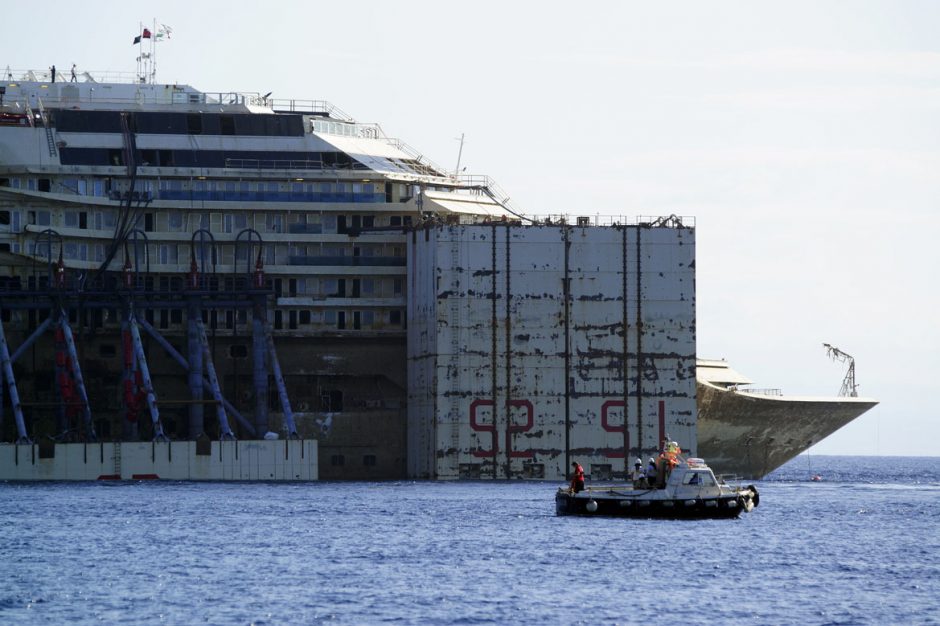 Sudužęs kruizinis laivas „Costa Concordia“ pradėjo savo paskutinę kelionę