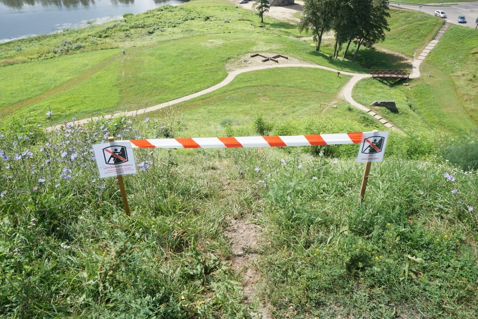 Merkinės piliakalnio lankytojai įspėjami nuo jo leistis laiptais, o ne šlaitu