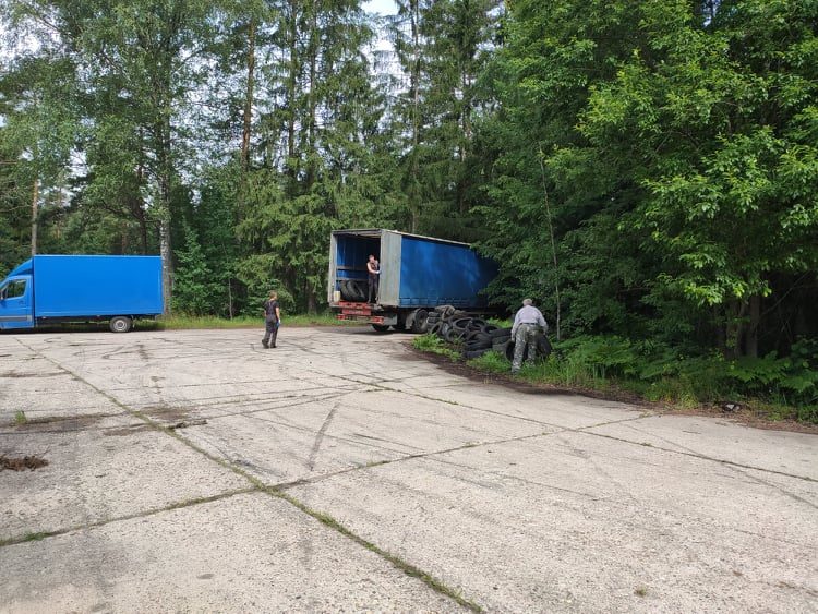 Vaizdas tikrai prastas: vairuotojai kalnus senų padangų išmeta miškuose