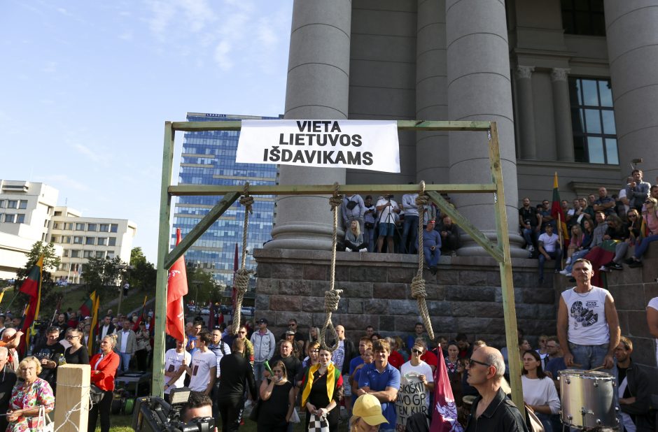 Mitinguotojai užtvėrė išėjimus iš Seimo, neišleidžia politikų