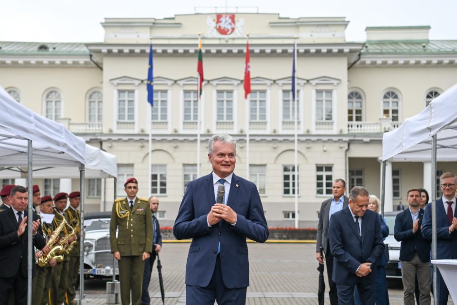 Prezidentas įteikė taurę ralio „Aplink Lietuvą 2021“ nugalėtojams